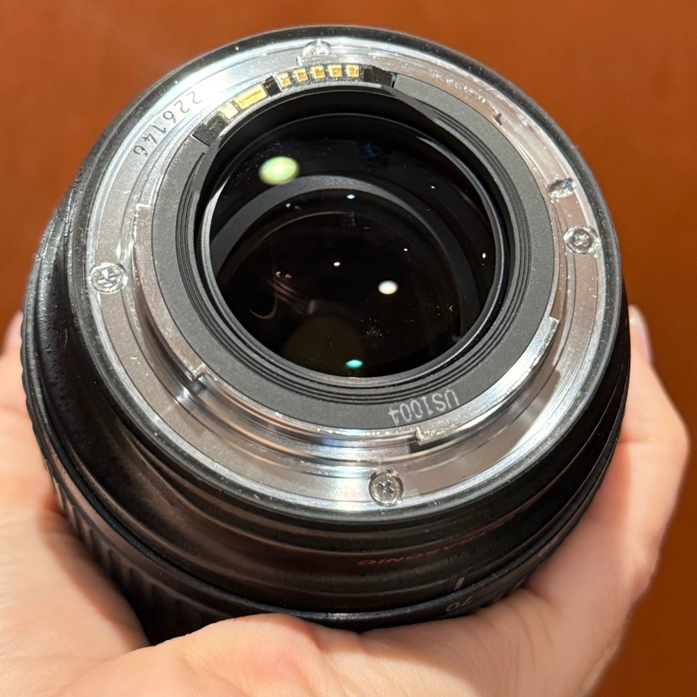 Canon EF 24-70mm Lens - Black and Red - Picture 7 of 9